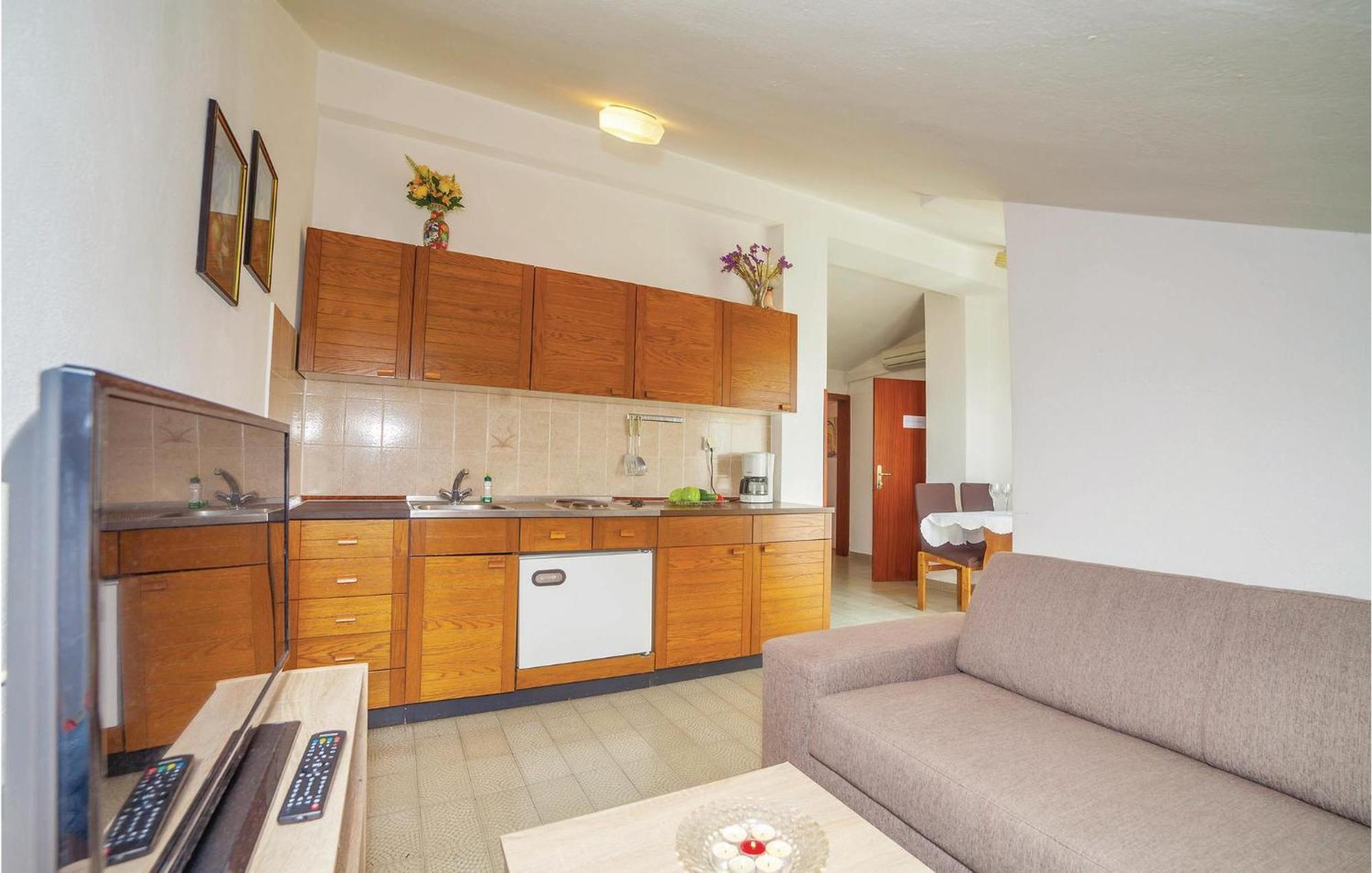2 Bedroom Amazing Apartment In Crikvenica Bagian luar foto