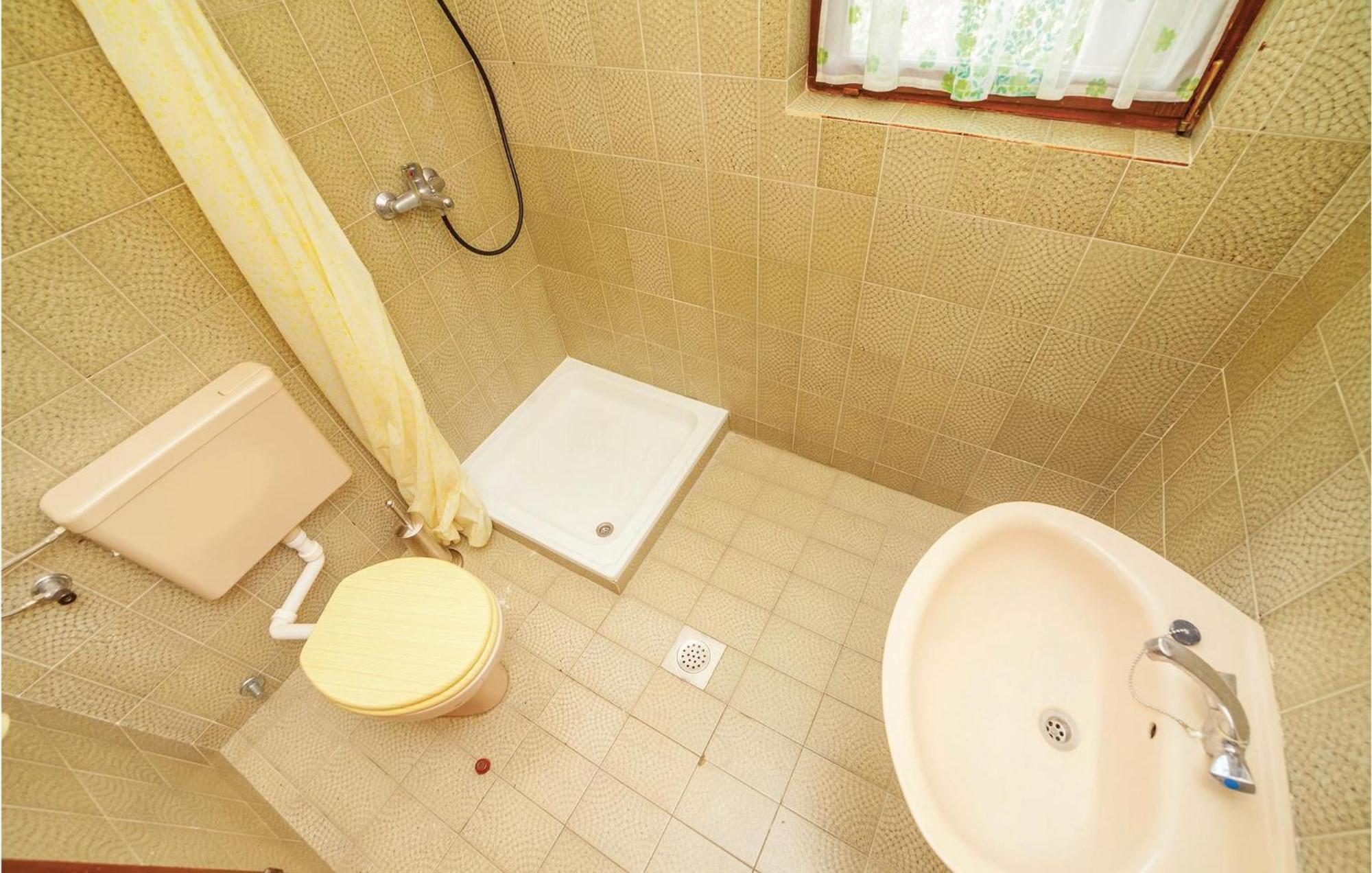 2 Bedroom Amazing Apartment In Crikvenica Bagian luar foto
