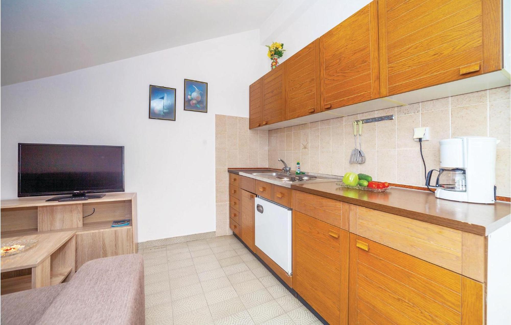 2 Bedroom Amazing Apartment In Crikvenica Bagian luar foto