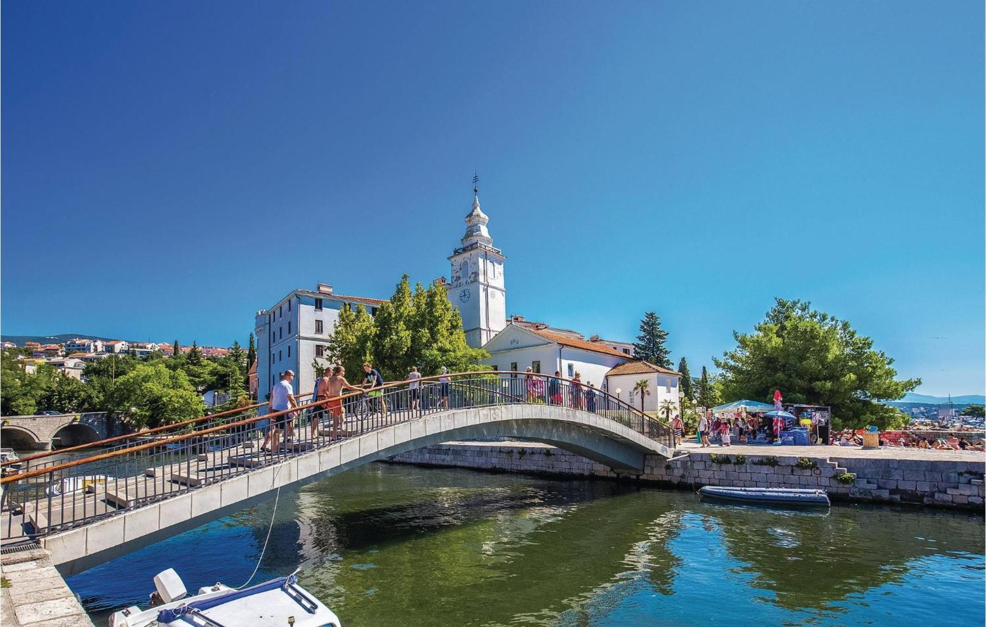 2 Bedroom Amazing Apartment In Crikvenica Bagian luar foto