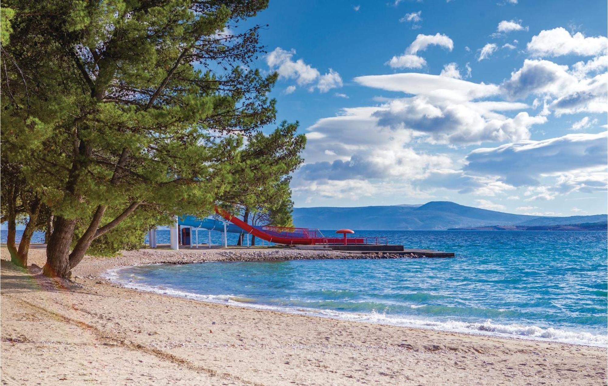 2 Bedroom Amazing Apartment In Crikvenica Bagian luar foto