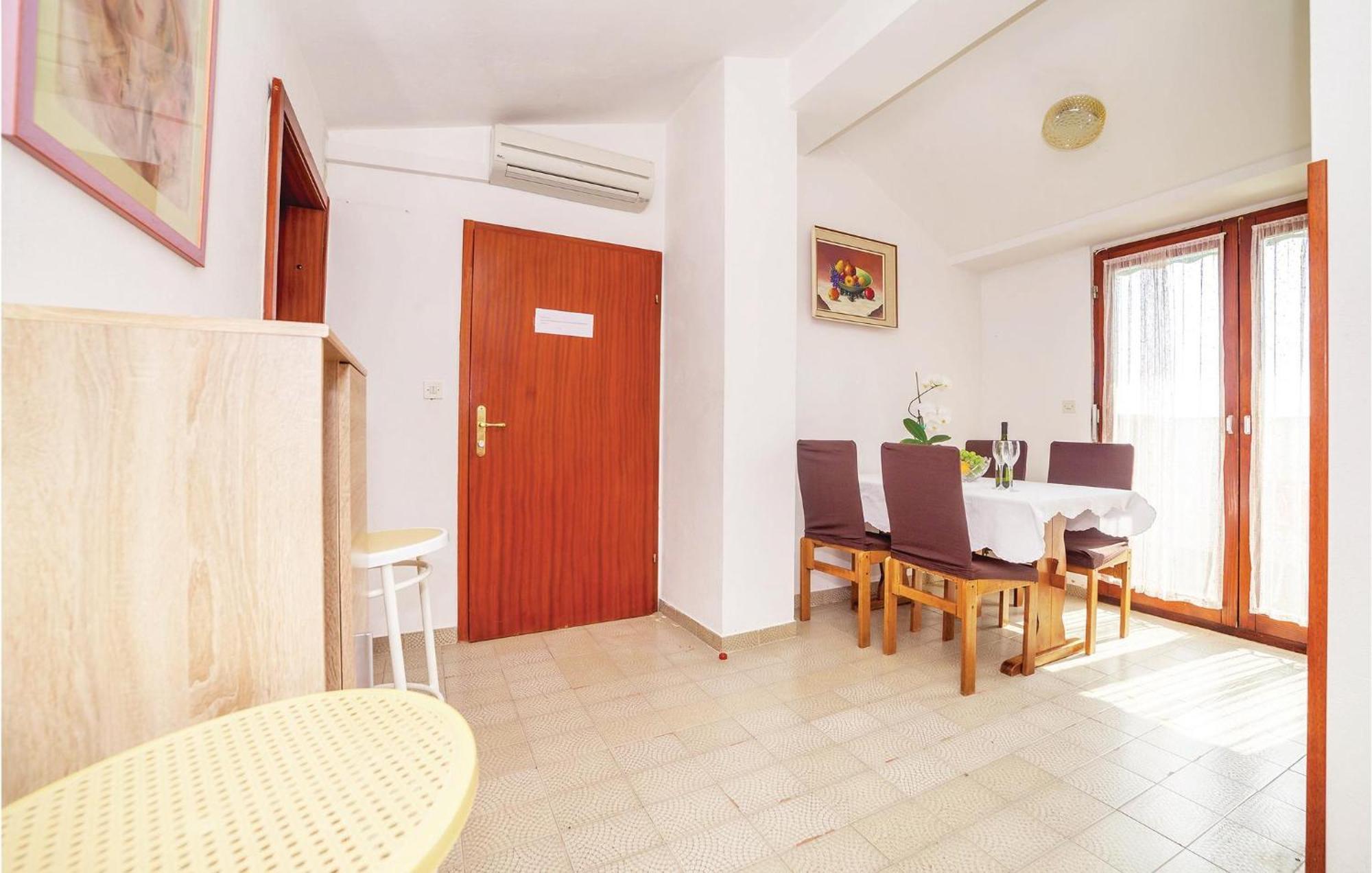 2 Bedroom Amazing Apartment In Crikvenica Bagian luar foto