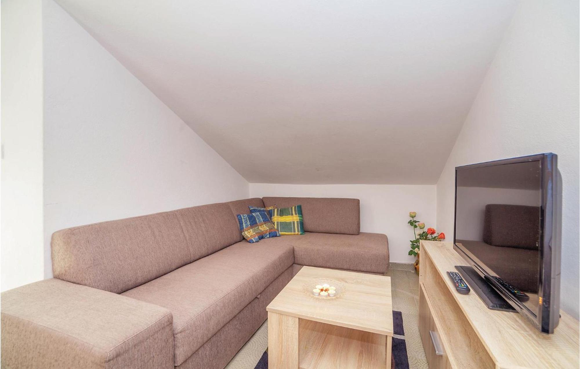 2 Bedroom Amazing Apartment In Crikvenica Bagian luar foto
