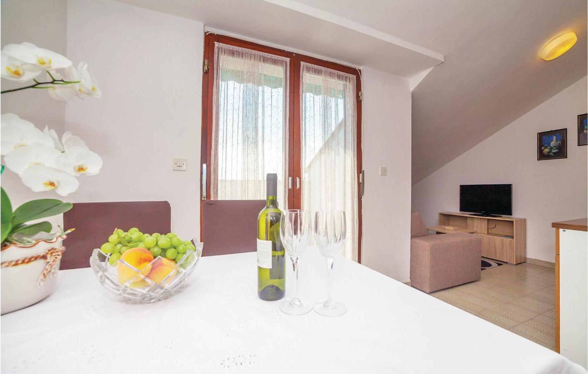 2 Bedroom Amazing Apartment In Crikvenica Bagian luar foto