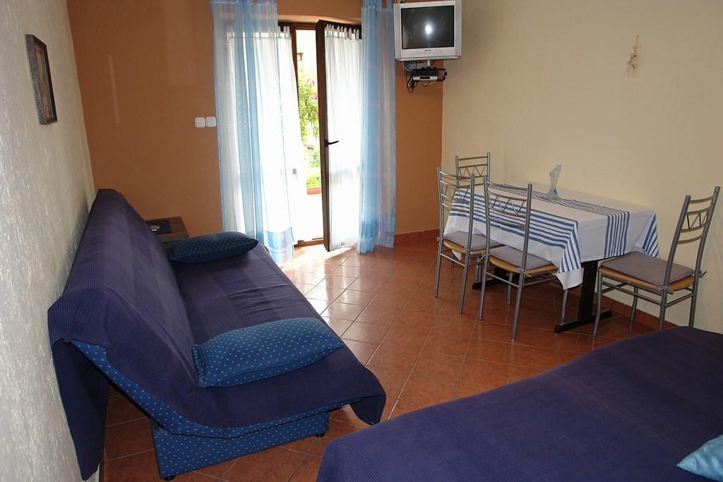 2 Bedroom Amazing Apartment In Crikvenica Ruang foto