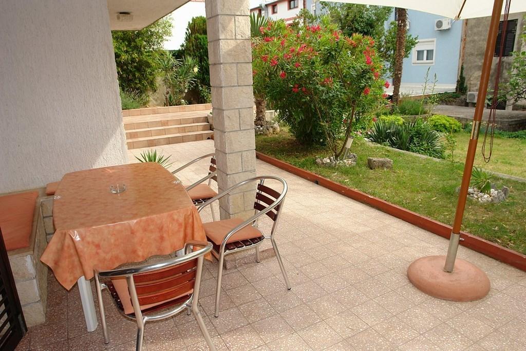 2 Bedroom Amazing Apartment In Crikvenica Ruang foto